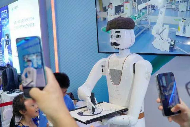 智能機器人研發(fā)新篇 俯臥撐競技與機器臂畫像，與觀眾頻頻互動